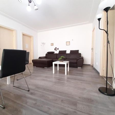 Four Rooms Apartment Central Boekarest Buitenkant foto