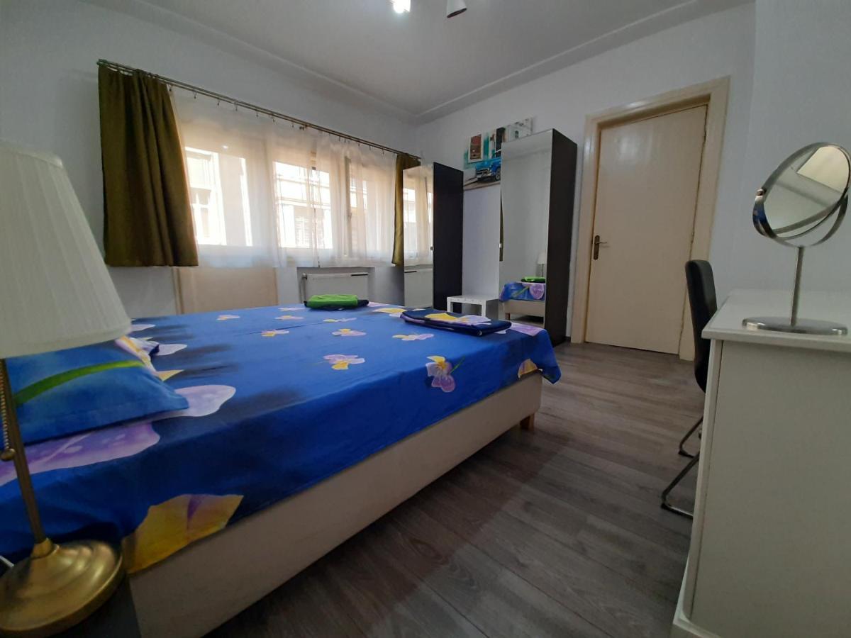 Four Rooms Apartment Central Boekarest Buitenkant foto