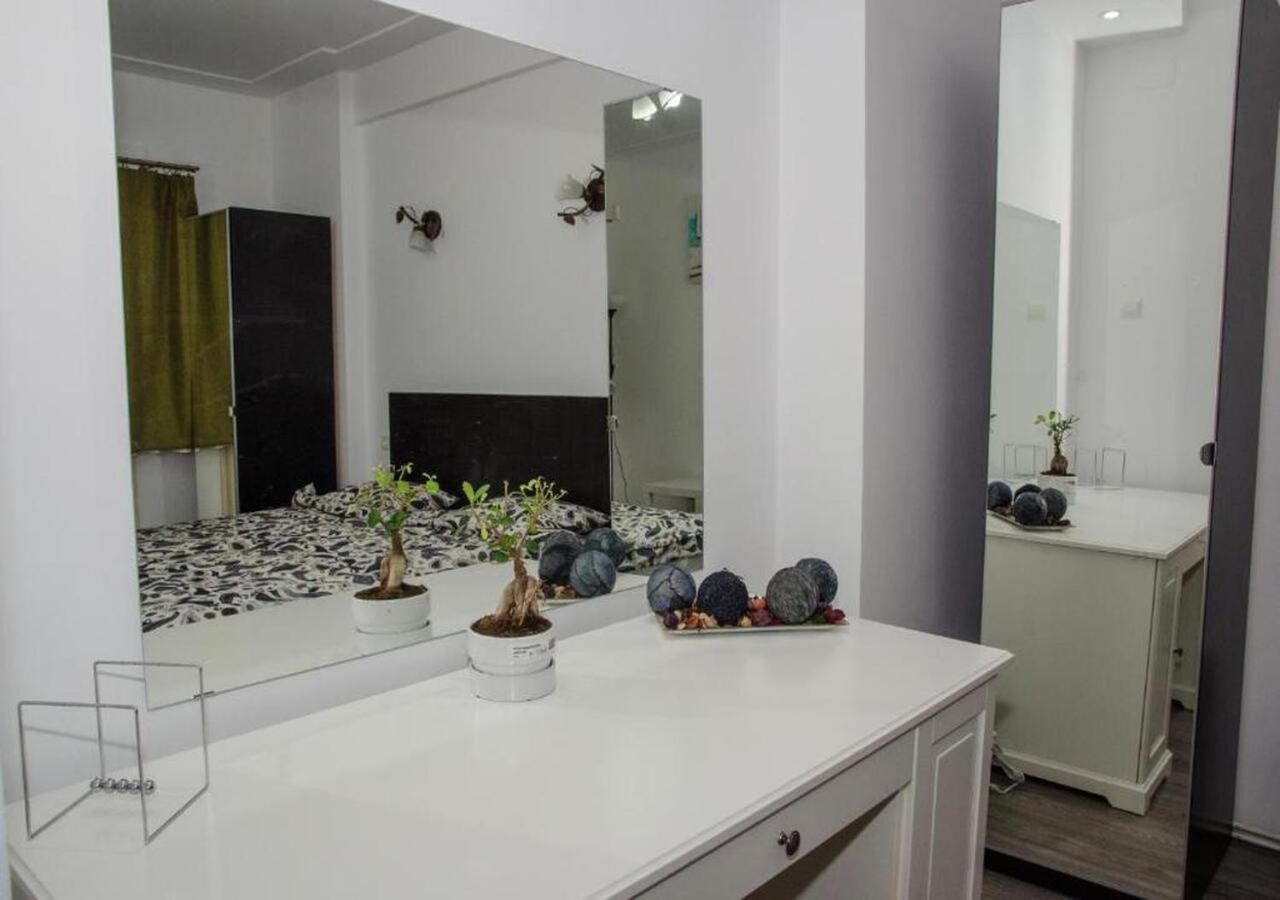 Four Rooms Apartment Central Boekarest Buitenkant foto