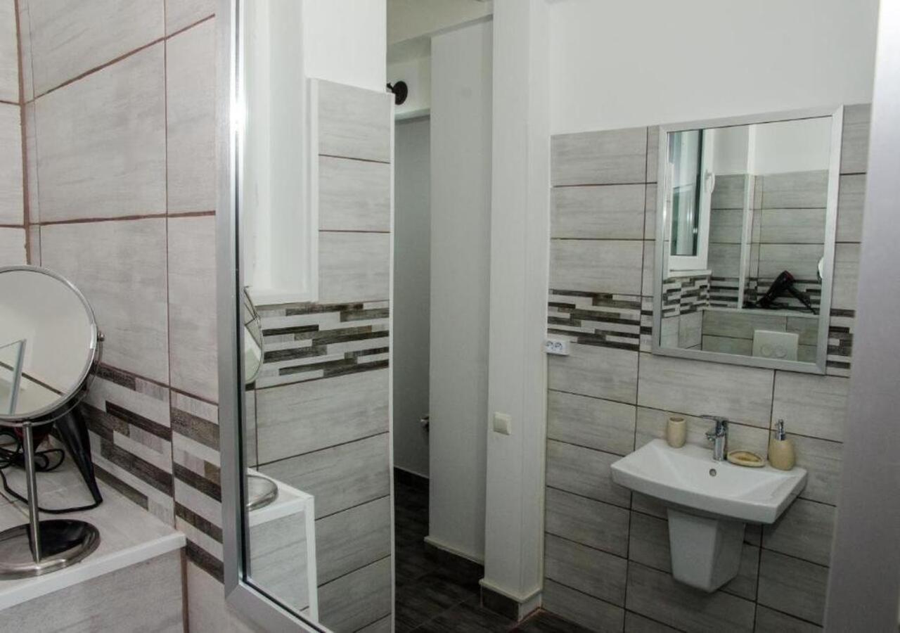 Four Rooms Apartment Central Boekarest Buitenkant foto